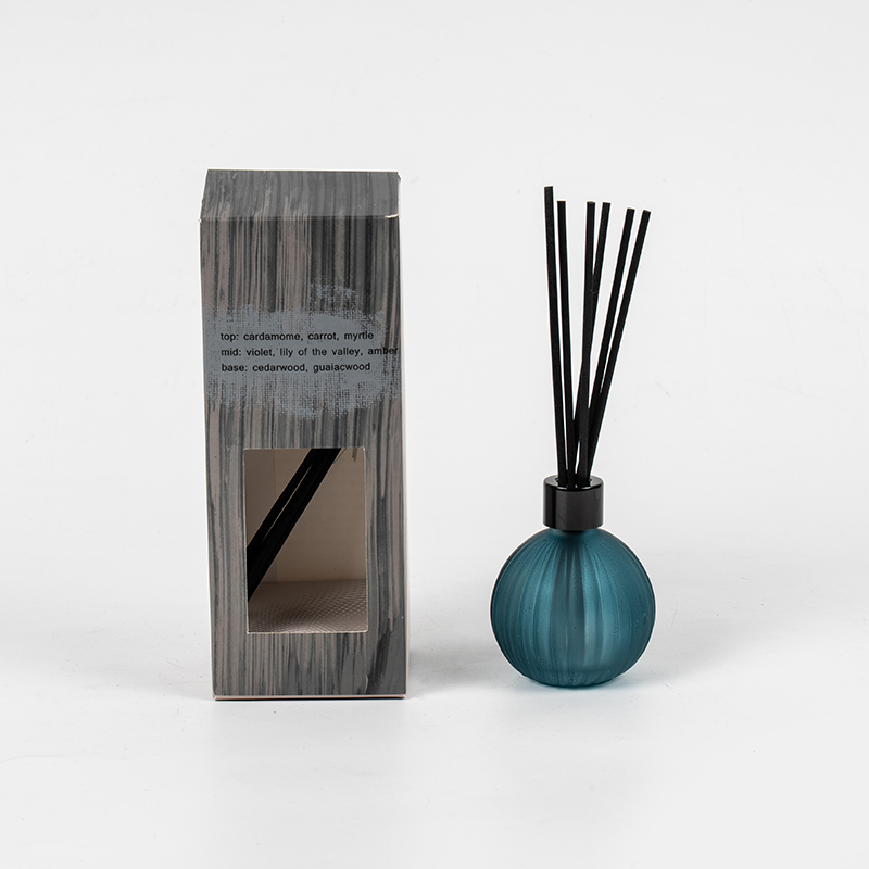 bulbus vitreus parvus cum striis verticalibus evaporans utrem calamum diffundentem odorem calamum diffundens fabricatorem