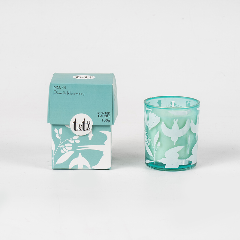 Classicum poculum rotundum candelae odoratae cum charta figura imprimendi