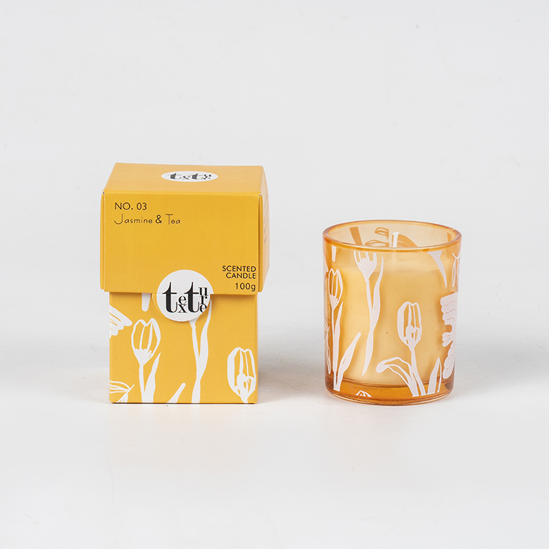 Classicum poculum rotundum candelae odoratae cum charta figura imprimendi