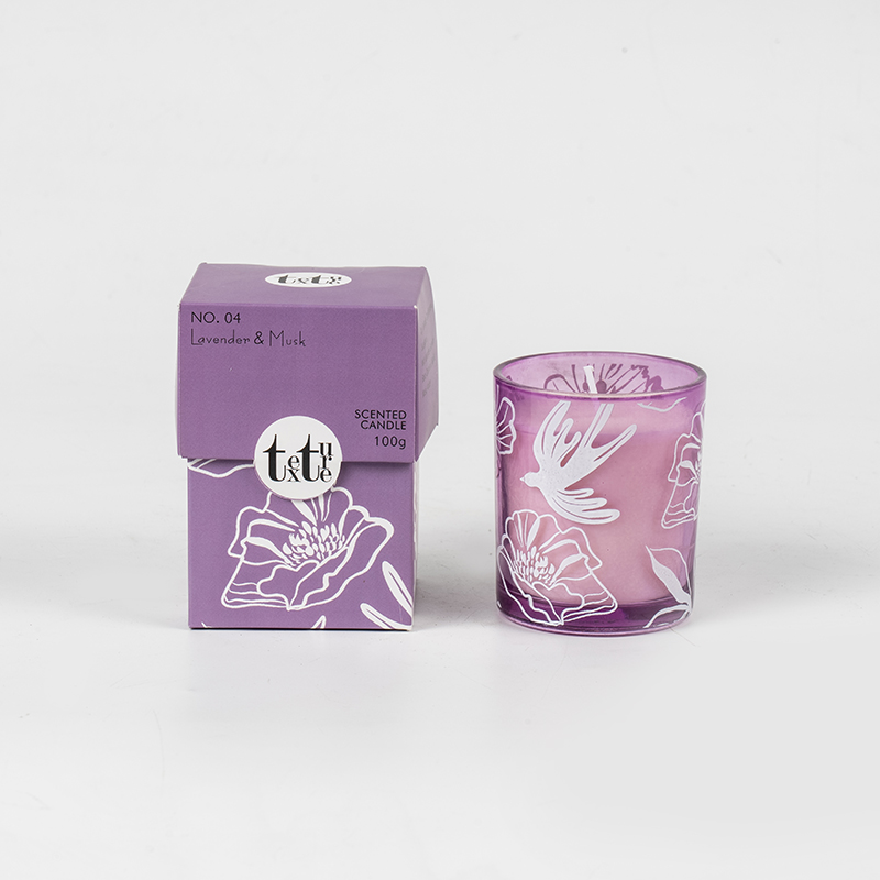 Classicum poculum rotundum candelae odoratae cum charta figura imprimendi