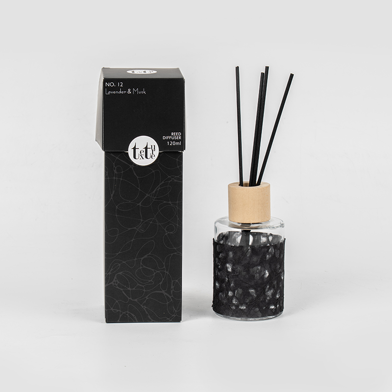 Classic rotundum utrem vitreum cum operculo ligneo in papyro decocto calamo diffuso odoris venditoris