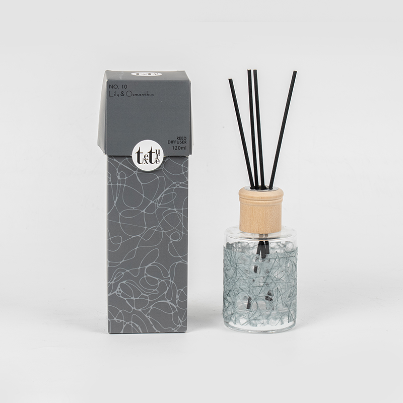 Classic rotundum utrem vitreum cum operculo ligneo in papyro decocto calamo diffuso odoris venditoris