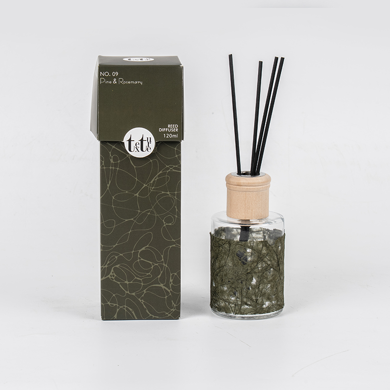 Classic rotundum utrem vitreum cum operculo ligneo in papyro decocto calamo diffuso odoris venditoris