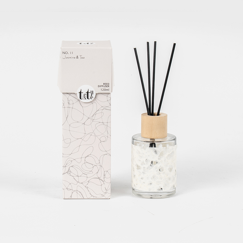 Classic rotundum utrem vitreum cum operculo ligneo in papyro decocto calamo diffuso odoris venditoris