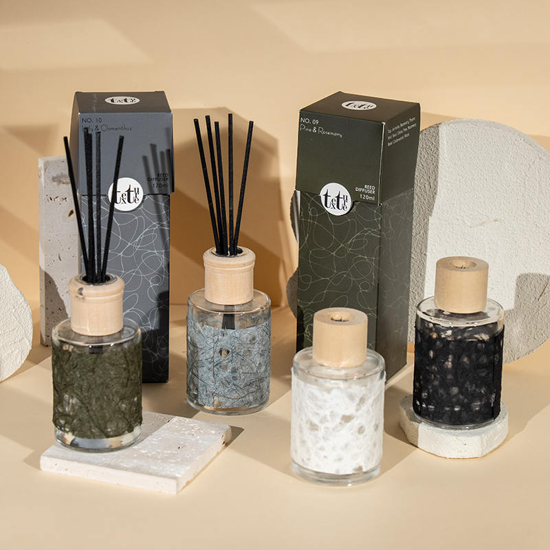 Classic rotundum utrem vitreum cum operculo ligneo in papyro decocto calamo diffuso odoris venditoris