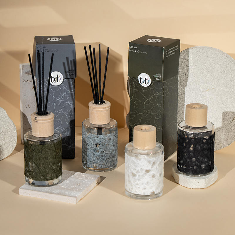 Classic rotundum utrem vitreum cum operculo ligneo in papyro decocto calamo diffuso odoris venditoris