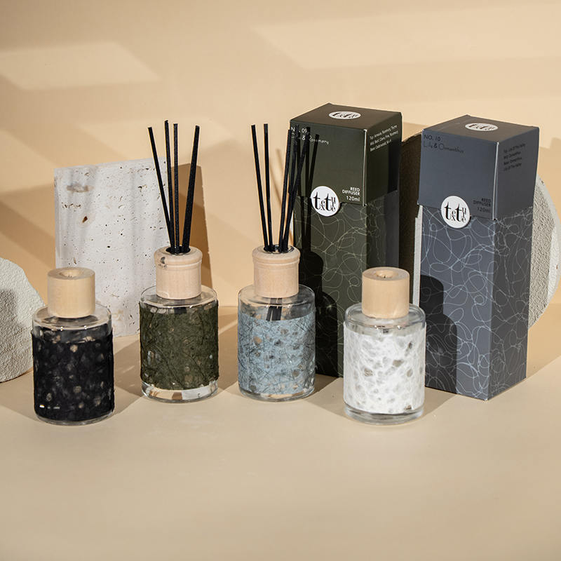 Classic rotundum utrem vitreum cum operculo ligneo in papyro decocto calamo diffuso odoris venditoris