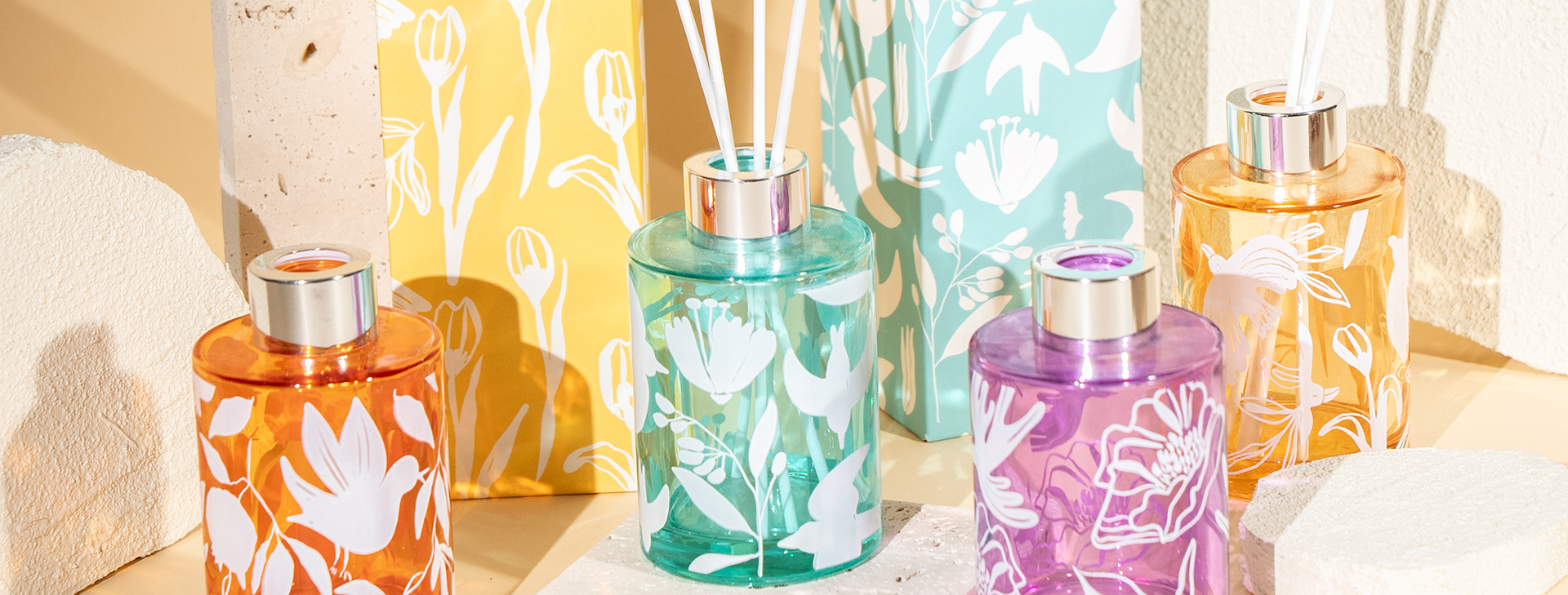 Classicum poculum rotundum candelae odoratae cum charta figura imprimendi